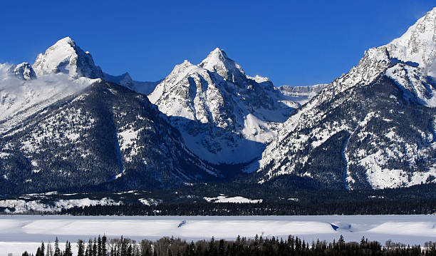 ภูเขาบัคและภูเขาวิสเตอร์ในเทือกเขาแกรนด์เทตัน - bridger mountains ภาพสต็อก ภาพถ่ายและรูปภาพปลอดค่าลิขสิทธิ์