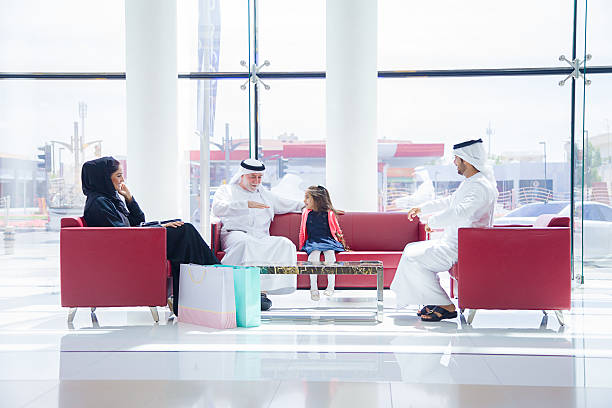 전통요법 아라빅 가족 연회 이용 시 - dubai united arab emirates airport indoors 뉴스 사진 이미지