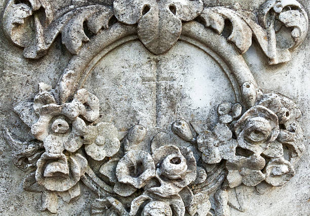 교차 이 늙음 gravestone - old cross shape stone weathered 뉴스 사진 이미지