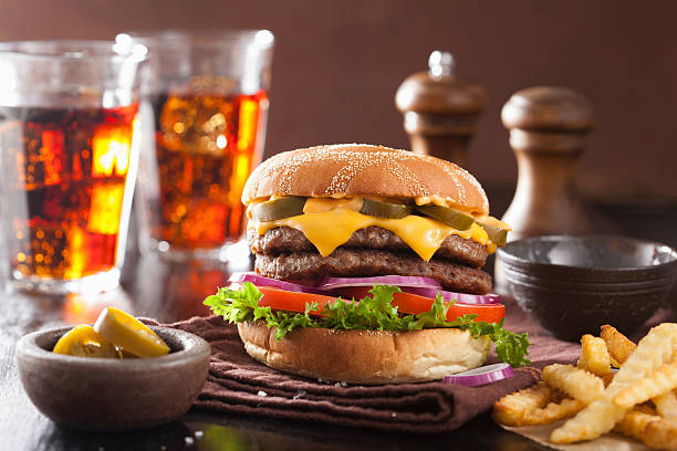 double cheeseburger com cebola, tomate jalapeno - hamburger burger symmetry cheeseburger imagens e fotografias de stock