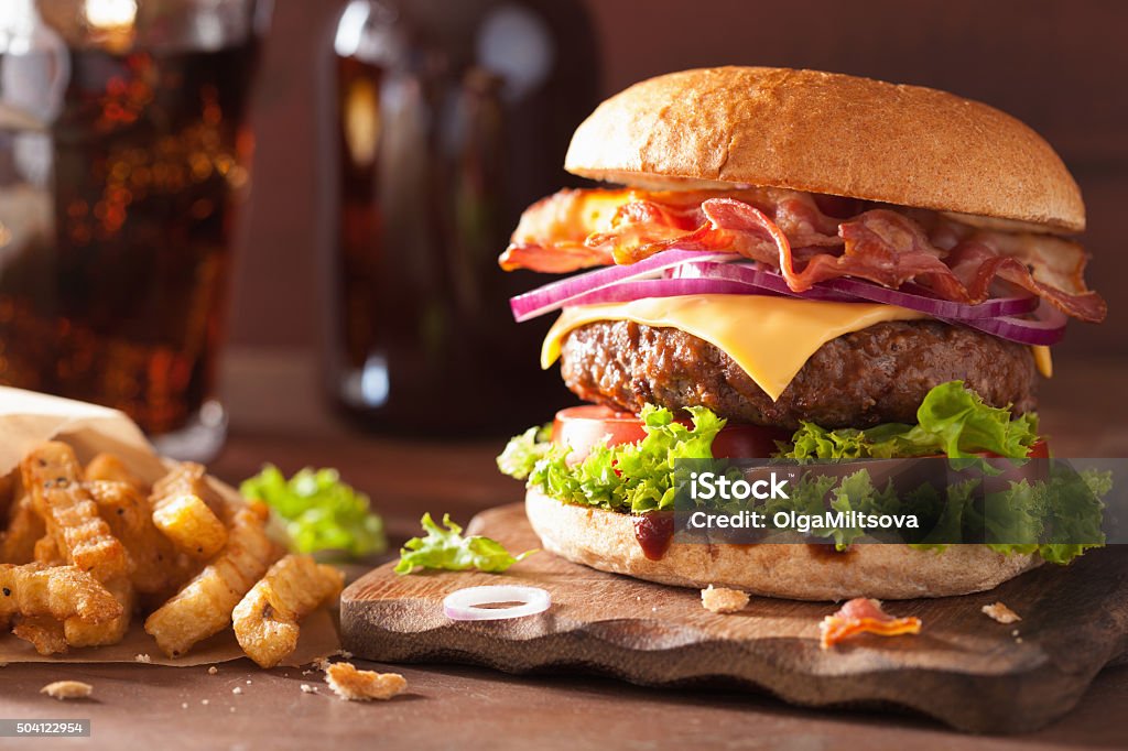 Hamburguesa con queso y tocino Hamburguesa de res con salsa de tomate cebolla - Foto de stock de Hamburguesa - Alimento libre de derechos