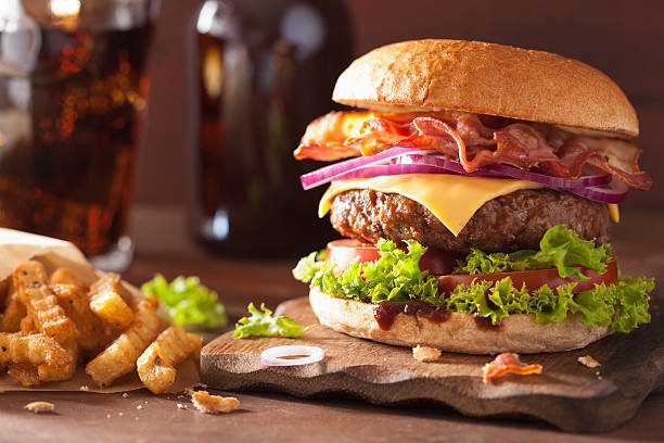 hamburguesa con queso y tocino hamburguesa de res con salsa de tomate cebolla - freshness hamburger burger bread fotografías e imágenes de stock