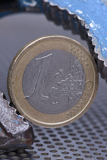 notion de crise financière, avec une clé pour 1 euro - hand tool finance european union currency euro symbol photos et images de collection