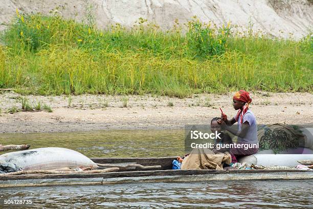 Foto de Mulher Fazendo Penteado Em Pirogue No Congo River e mais fotos de stock de Piroga - Piroga, República Democrática do Congo, África