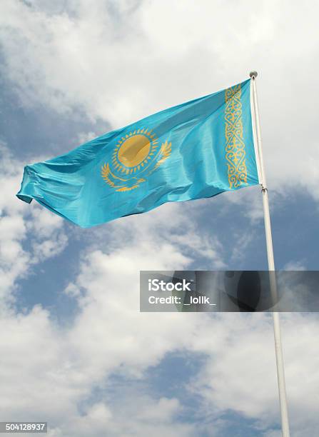 O Estado De Bandeira Do Cazaquistão - Fotografias de stock e mais imagens de Amarelo - Amarelo, Azul, Bandeira