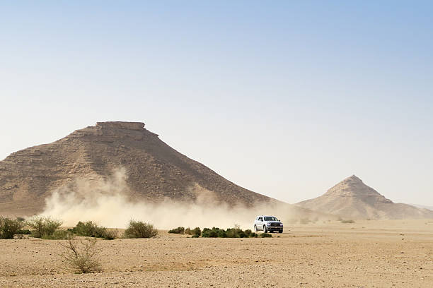 quatre roues motrices ion le désert - 4x4 desert sports utility vehicle dubai photos et images de collection