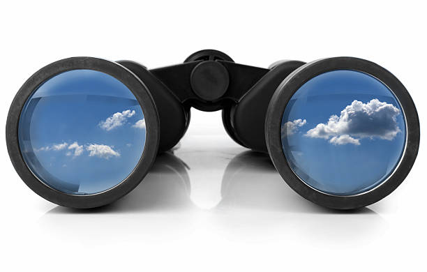 binoculares que reflejan el cielo - binaculars fotografías e imágenes de stock