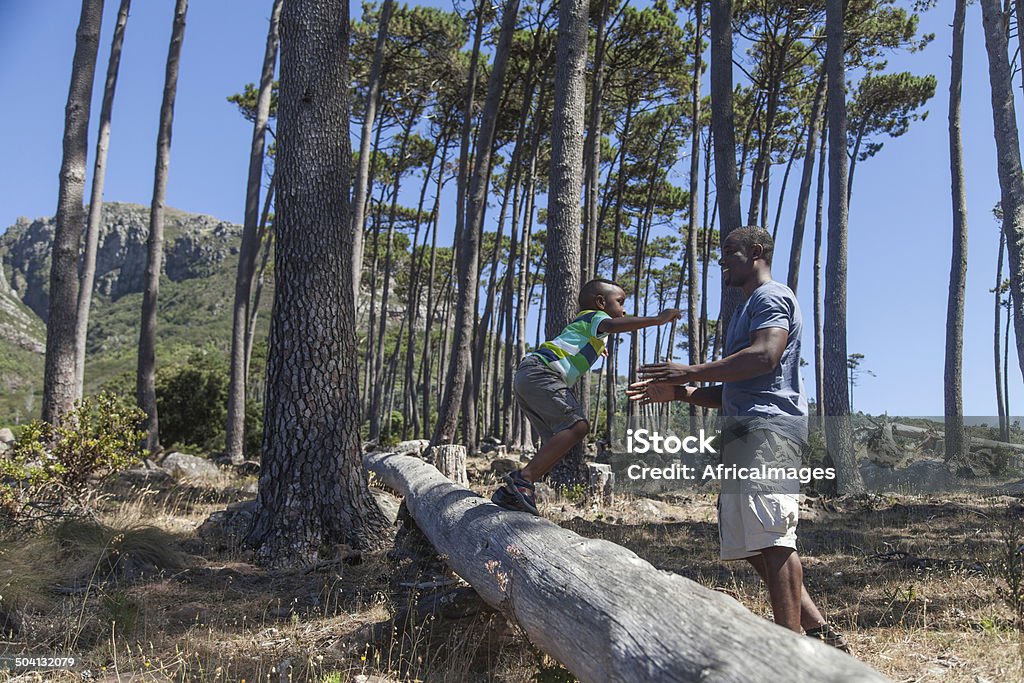 African boy salto de una sesión en sus padres los brazos - Foto de stock de Atrapar libre de derechos