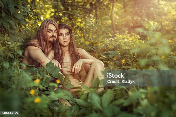 Photo libre de droit de Wild Hommes Dans Les Buissons banque d'images et plus d'images libres de droit de Femmes - Femmes, Homme des cavernes, Chat domestique