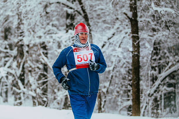 detalhe de homem sênior anos atleta correndo em parque de inverno - senior adult human face male action - fotografias e filmes do acervo