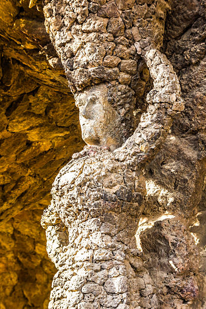 estátua de pedra em barcelona, espanha - stütze - fotografias e filmes do acervo