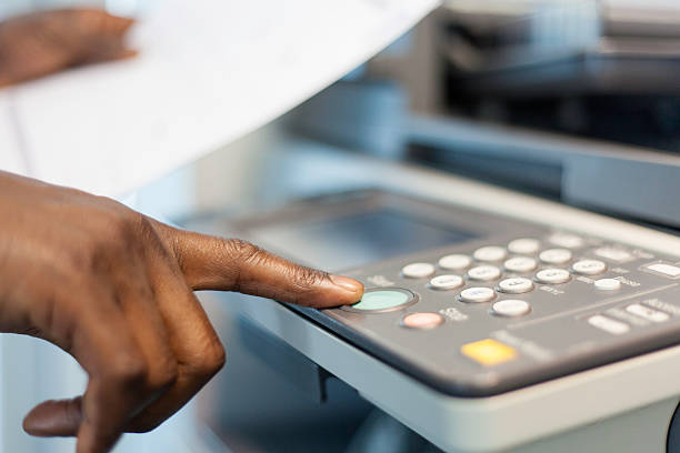 empresario africano presionando el botón de inicio para imprimir. - printed media fotografías e imágenes de stock