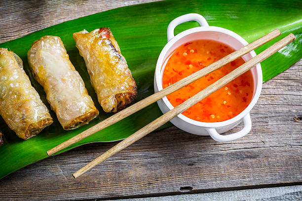 frühlingsrollen und süß-saure sauce - rolled up rice food vietnamese cuisine stock-fotos und bilder