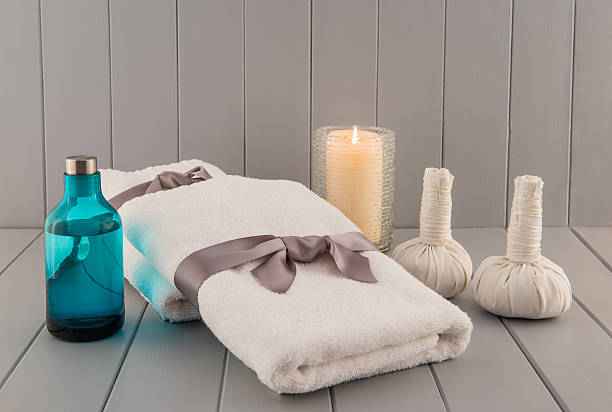 toalhas de spa, com massagem com ervas, óleos e bolas de velas - massage oil ice pack herbal medicine herb - fotografias e filmes do acervo