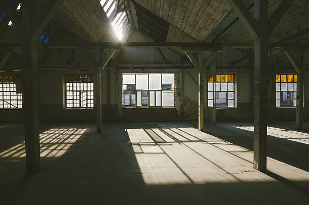 stary i opuszczony fabryki magazyn - abandoned factory warehouse dark zdjęcia i obrazy z banku zdjęć