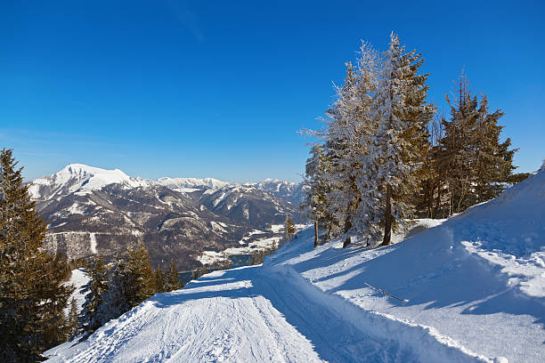 montañas complejo turístico de esquí de st. gilgen austria - ski resort austria village winter fotografías e imágenes de stock