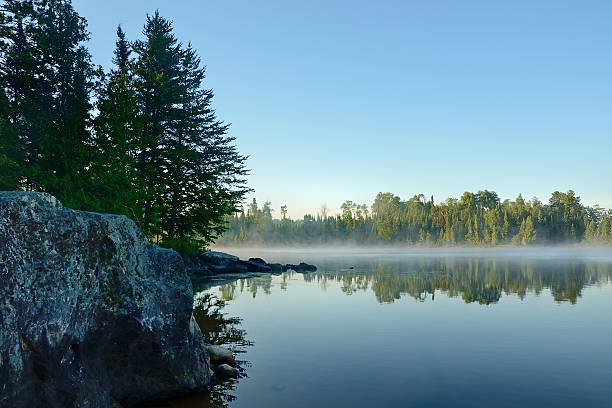 reflexiones de niebla de la mañana en un lago silvestre - solitude morning nature rural scene fotografías e imágenes de stock