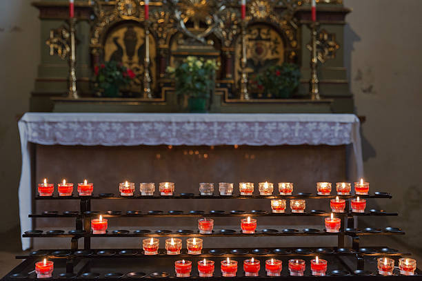 velas na catedral de religião fundo - indoors cathedral salzburg cathedral salzburg - fotografias e filmes do acervo