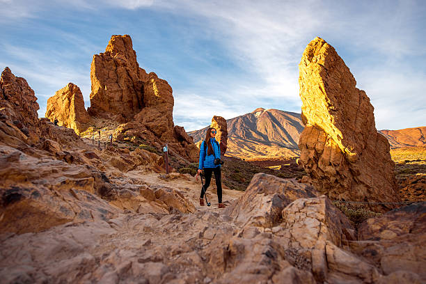 femme sur teide park voyageur - tenerife spain national park canary islands photos et images de collection