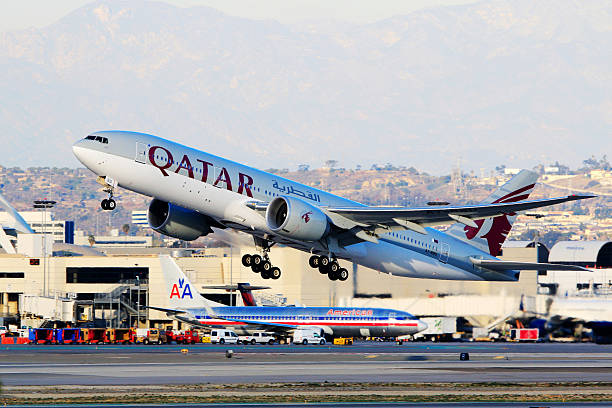카타르 항공 보잉 777-200lr 날아오름 lax 공항 - qatar airways 뉴스 사진 이미지