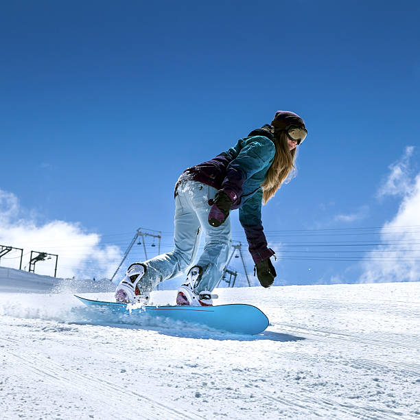 스노보더 아래로 이동 - snowboarding snowboard women teenager 뉴스 사진 이미지