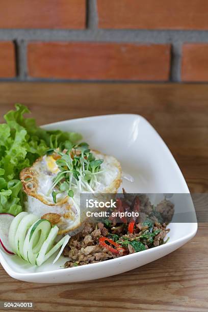 Photo libre de droit de Basilic Thaïlandais Cuisine Épicée De Porc Avec Du Riz Frit Recette Doeuf banque d'images et plus d'images libres de droit de Aliment