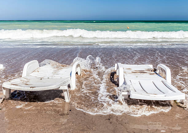 Las sillas reclinables en la playa vacía - foto de stock