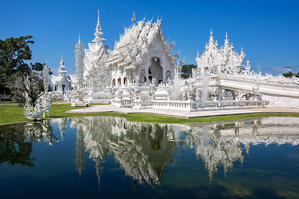 белый храм, wat rong кхун, chiang rai, таиланд - architecture asia blue buddha стоковые фото и изображения