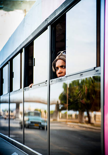 donna colleghi di autobus che riflettono lo stile cubano auto a finestra - chevrolet havana cuba 1950s style foto e immagini stock