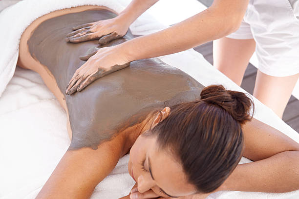 son préféré soin de beauté au spa - mud spa treatment health spa massaging photos et images de collection