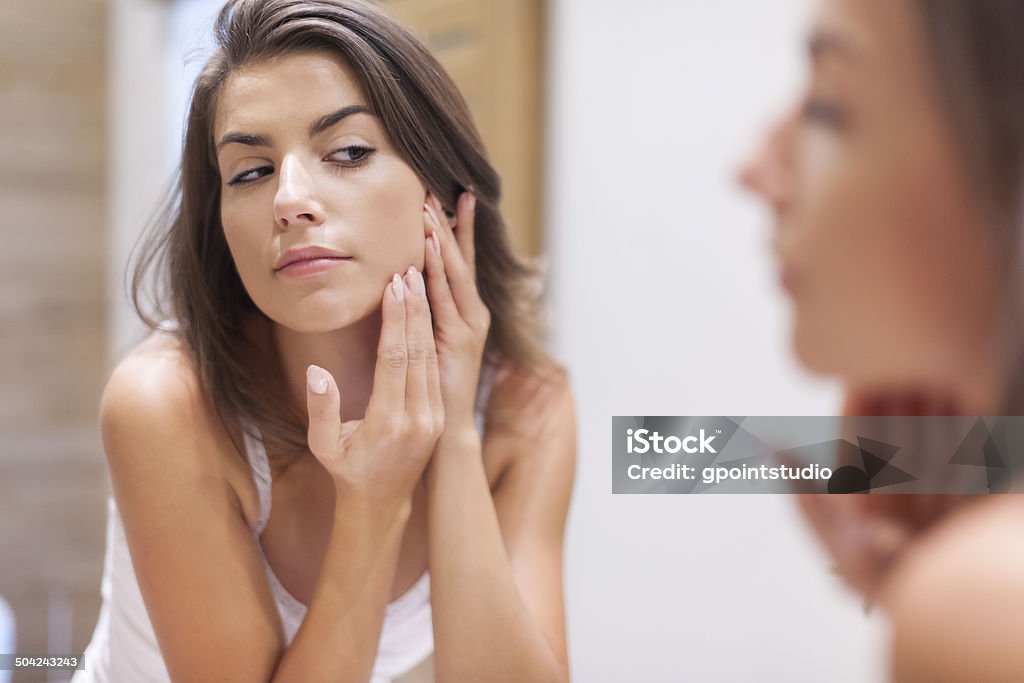 Femme prenant soin de sa peau - Photo de Peau acnéique libre de droits