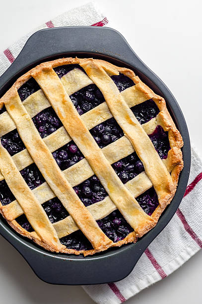 torta ai mirtilli dall'alto - decorazione a canestro foto e immagini stock