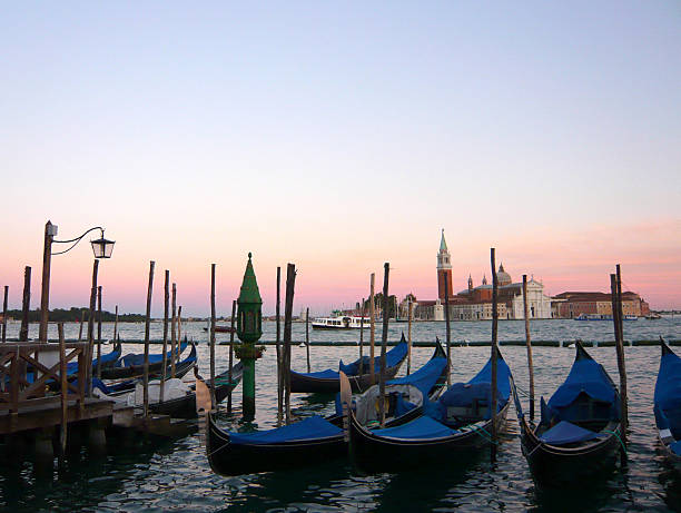 venecia en el atardecer - venice italy italy landscape gondola fotografías e imágenes de stock