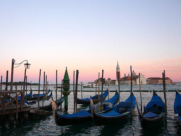 venezia nel crepuscolo - venice italy gondola italian culture italy foto e immagini stock