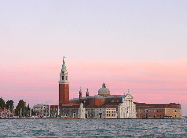 venecia en el atardecer - venice italy italy landscape gondola fotografías e imágenes de stock