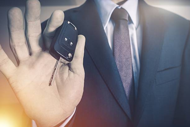 vendedor con las llaves del automóvil - car loan fotografías e imágenes de stock