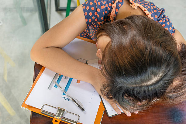 mulher de negócios tomar uma sesta no relatório de vendas de almoço - document file emotional stress paperwork imagens e fotografias de stock