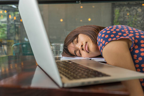 dormir no local de trabalho, não é incentivar algumas empresas - document file emotional stress paperwork imagens e fotografias de stock