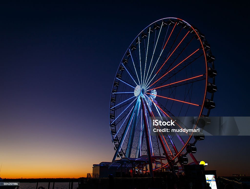 Riesenrad beleuchtet Rot, Weiß und Blau - Lizenzfrei Hafen Stock-Foto