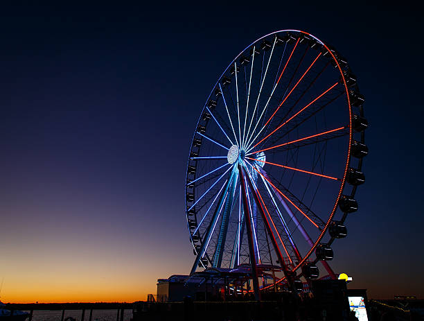 grande roue éclairée rouge, blanc et bleu - haut lieu touristique national photos et images de collection