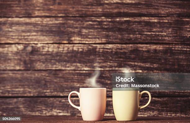 Zwei Tassen Kaffee Auf Holztisch Stockfoto und mehr Bilder von Zwei Gegenstände - Zwei Gegenstände, Tisch, Heißgetränk-Gefäß