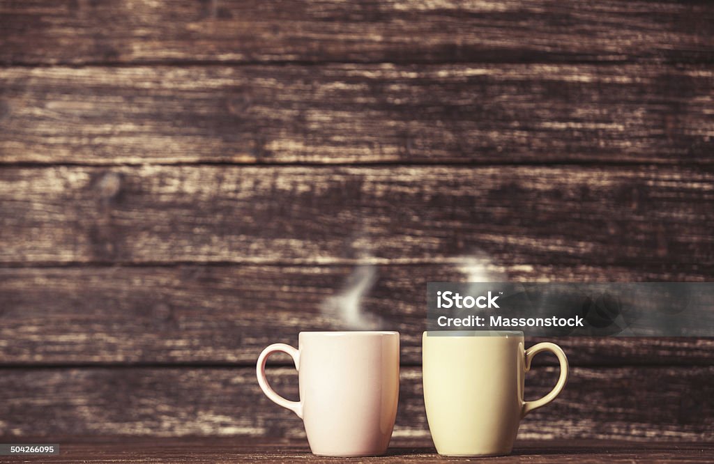 Dos tazas de café en la mesa de madera. - Foto de stock de Dos objetos libre de derechos
