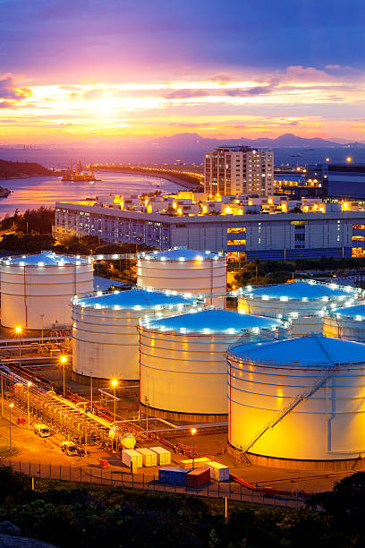 serbatoio dell'olio alla notte - petrochemical plant oil refinery factory outdoors foto e immagini stock