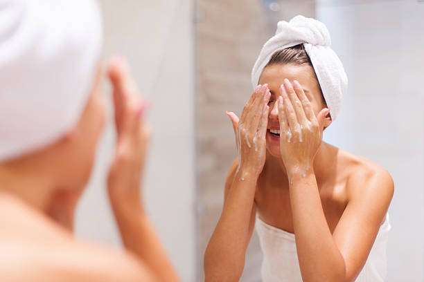 mulher lavando o rosto no banheiro - washing face - fotografias e filmes do acervo