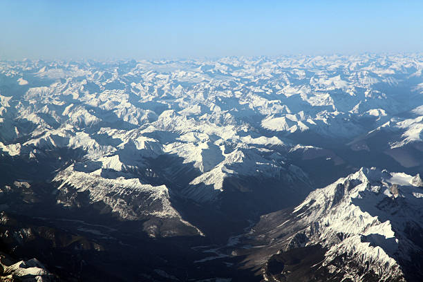 雪キャップ - mountain range earth sky airplane ストックフォトと画像