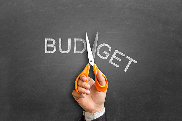 budget texte écrit sur le tableau noir - decisions blackboard choice men photos et images de collection