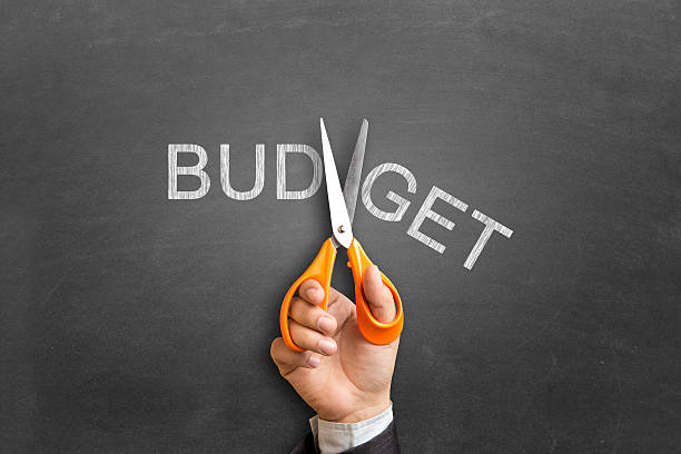 budżet na tablica tekst pisemne - decisions blackboard choice men zdjęcia i obrazy z banku zdjęć