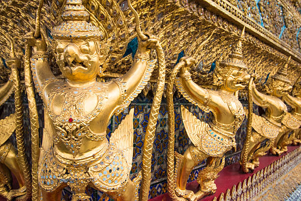 da garuda tailandês estátuas no wat phra kaew em banguecoque tailândia - garuda bangkok thailand gold imagens e fotografias de stock