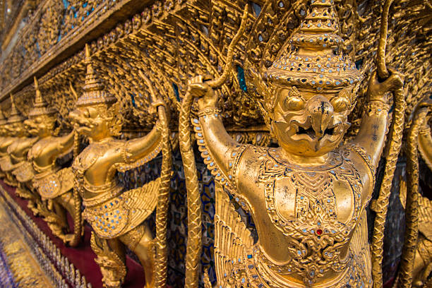 da garuda tailandês estátuas no wat phra kaew em banguecoque tailândia - garuda bangkok thailand gold imagens e fotografias de stock