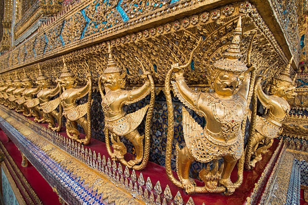 garuda statues en thaï wat phra kaew à bangkok, thaïlande - garuda bangkok thailand gold photos et images de collection